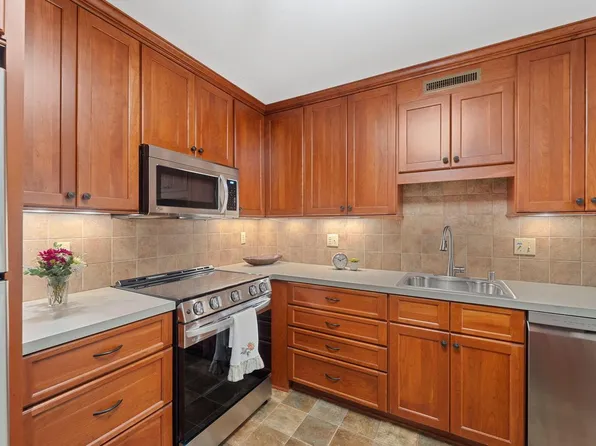 3942 North Oakland AVENUE #143, Shorewood, WI 53211