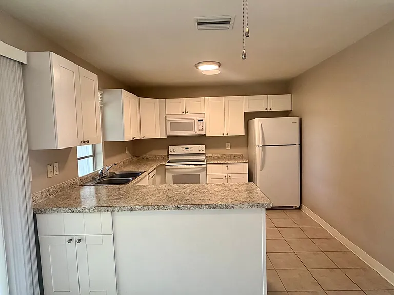 712 SW 3rd Ct — Photo 10