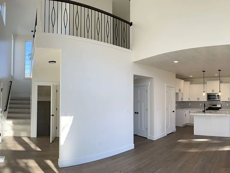682 E Benbrook Ln — Photo 24