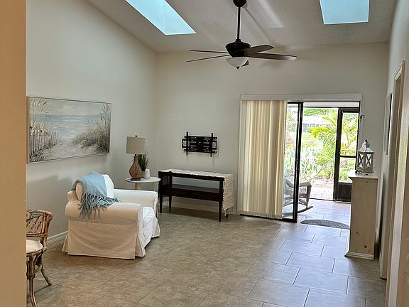 Skylight ,High ceiling,Ceilling fan 
large sliding door.