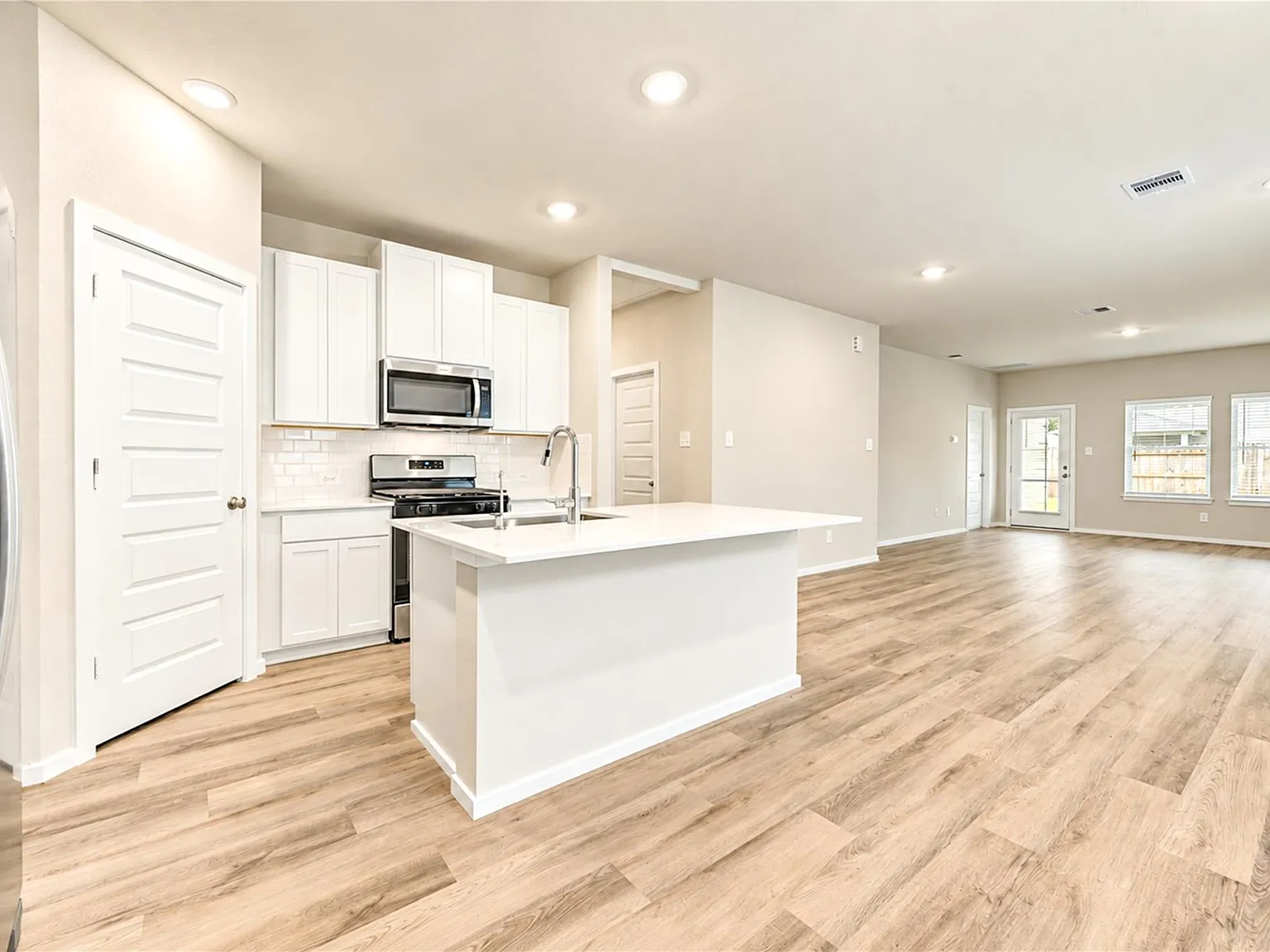 3 bed, 2.0 bath, 1449 sqft, $1,875 — Photo 3