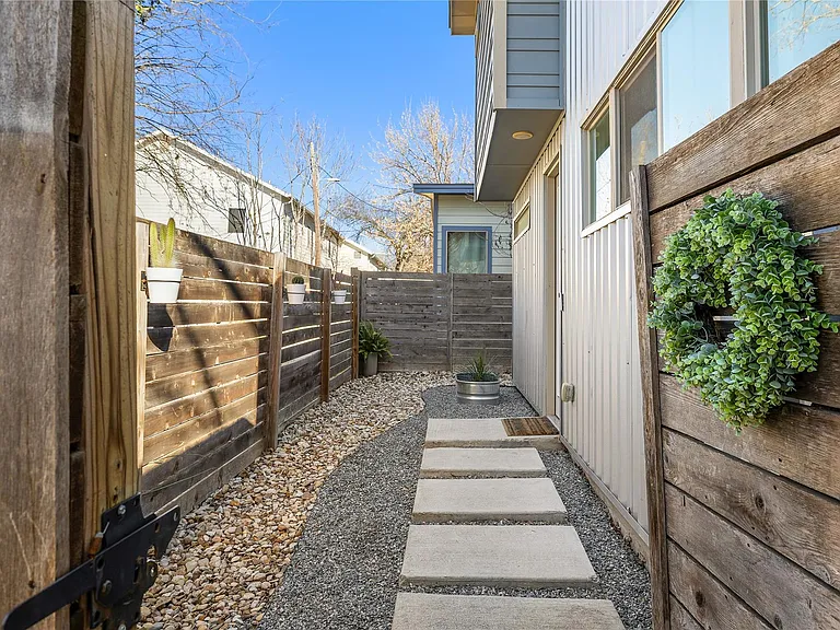 1402 Singleton Ave #B — Photo 3
