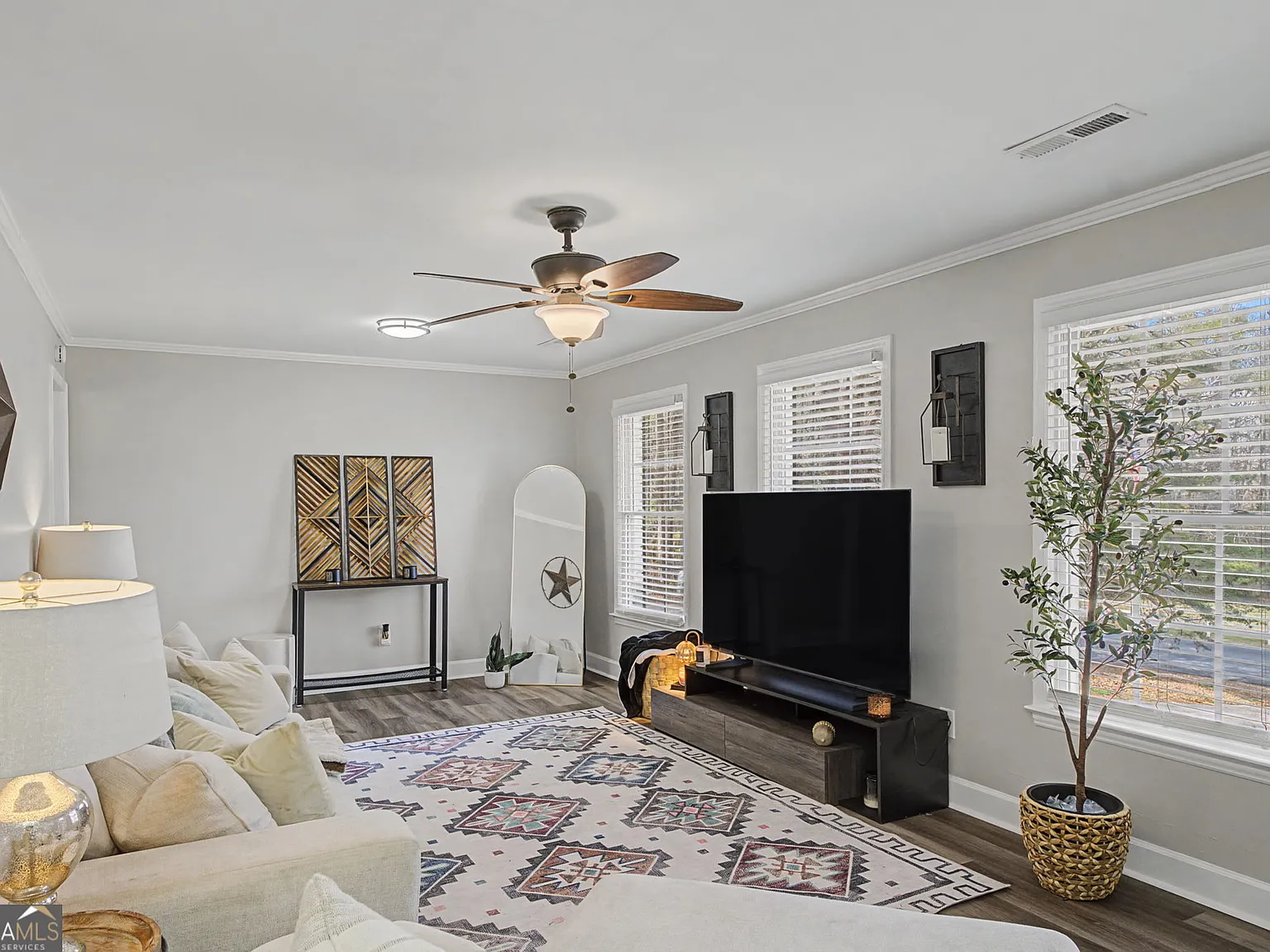 3 bed, 1.0 bath, 1392 sqft, $2,000 — Photo 2