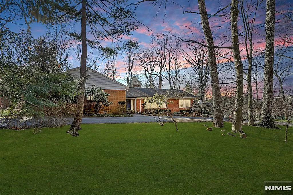 32 Litchfield Way photo 1