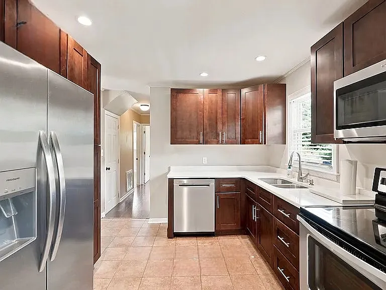 35 Avondale Dr #13 — Photo 5