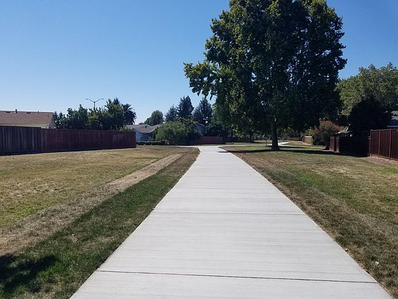 Trail around the house, very quiet, can walk to the small plaza (Supermarket, CVS, pizza store, ice cream store)