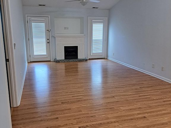 4th image of 102 Darwin Ct #102