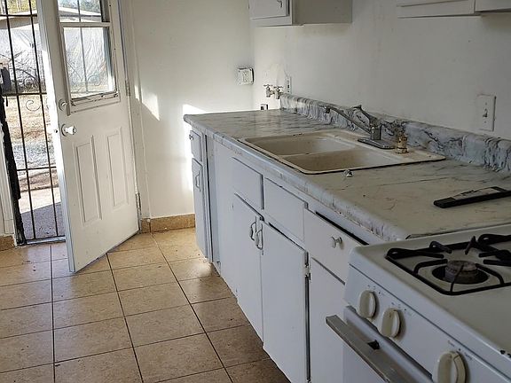 4th image of 3837 Alder St