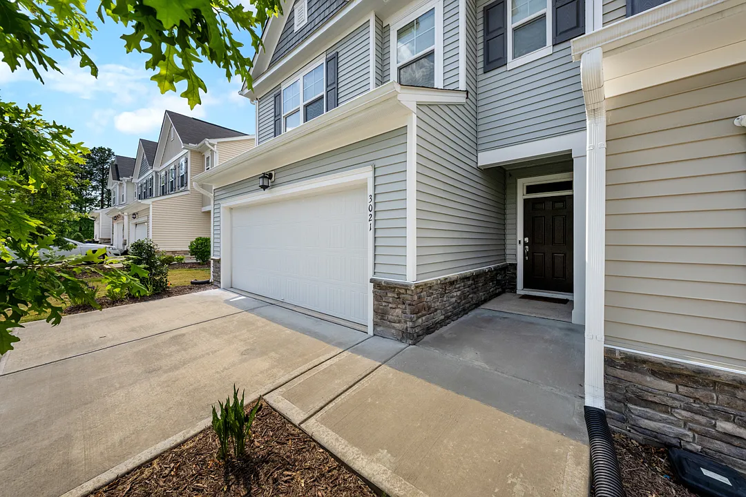 3 bed, 2.5 bath, 2014 sqft, $2,600 — Photo 4