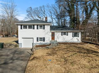 1 Wakerobin Rd, Norwalk, CT 06851