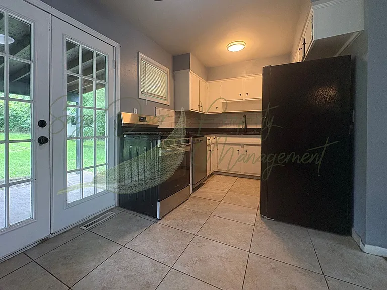 302 N Peck Dr — Photo 6