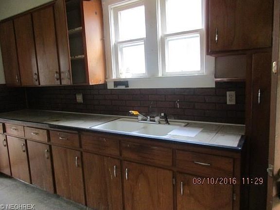 3rd image of 52 Brown St