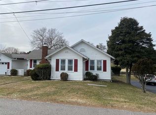 4 Orchard Neck Rd, Center Moriches, NY 11934