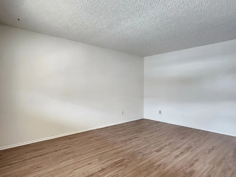 104 Camelot Ct — Photo 3