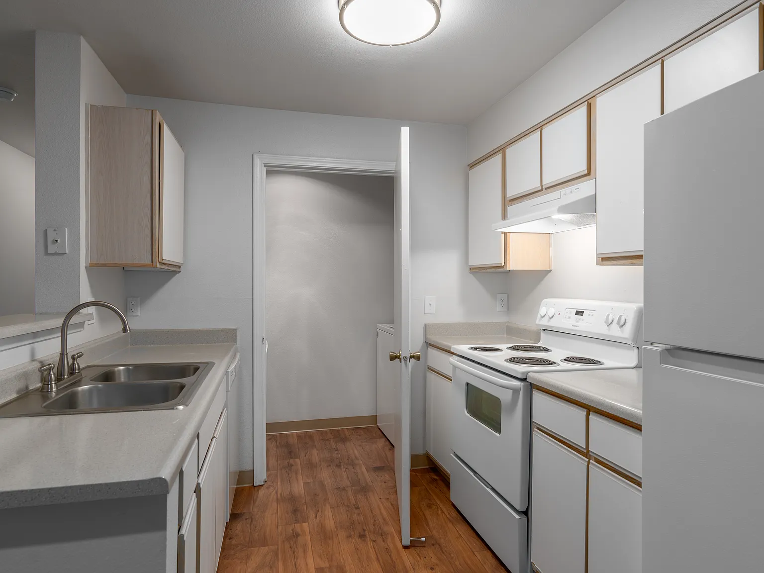 2 bed, 824 sqft, $1,755 — Photo 3