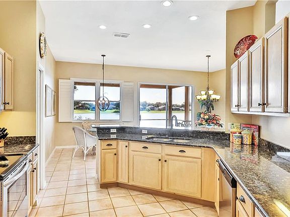 5th image of 799 Lakeworth Cir