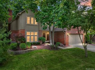 2082 Avon Lake Ln, Rochester Hills, MI 48307