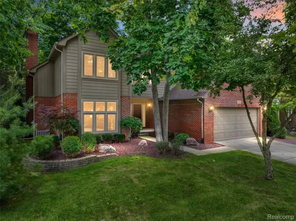 2082 Avon Lake Ln, Rochester Hills, MI 48307