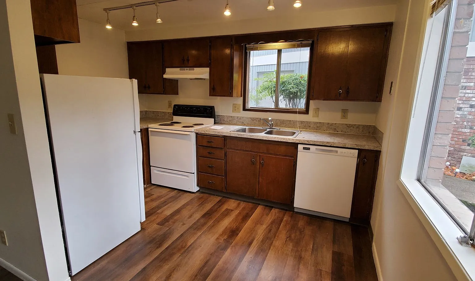 One Bedroom Apartment by Bush Park — Photo 1