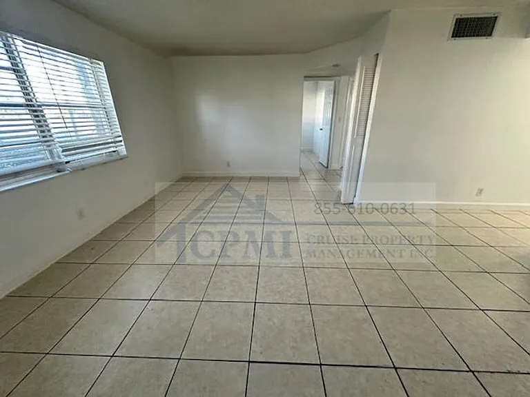 Lakeview Apartments - 5911 SW 41 St — Photo 27