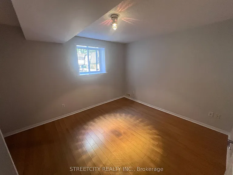 472 Talltree Cres — Photo 27