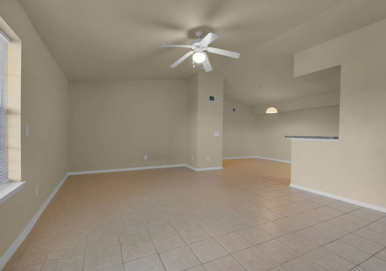 Spacious 2B/2B Unfurnished Condo near Beach in the Heart of Destin! — Photo 1