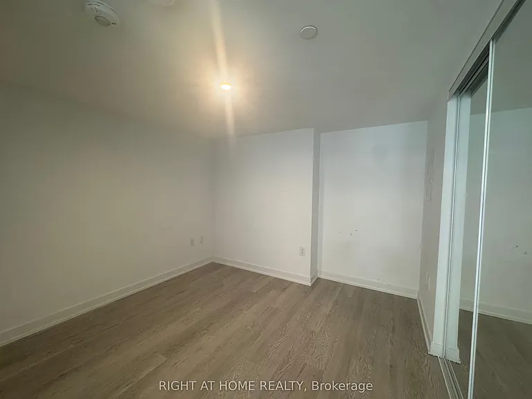 3 Strathgowan Ave #322 — Photo 14