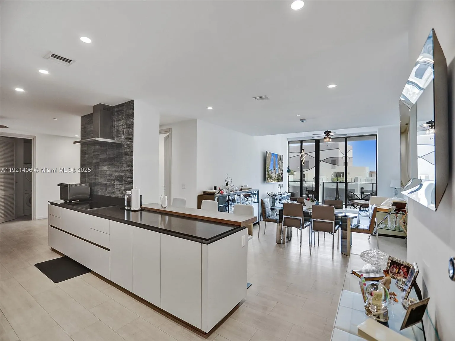 Brickell Flatiron Condo — Photo 2
