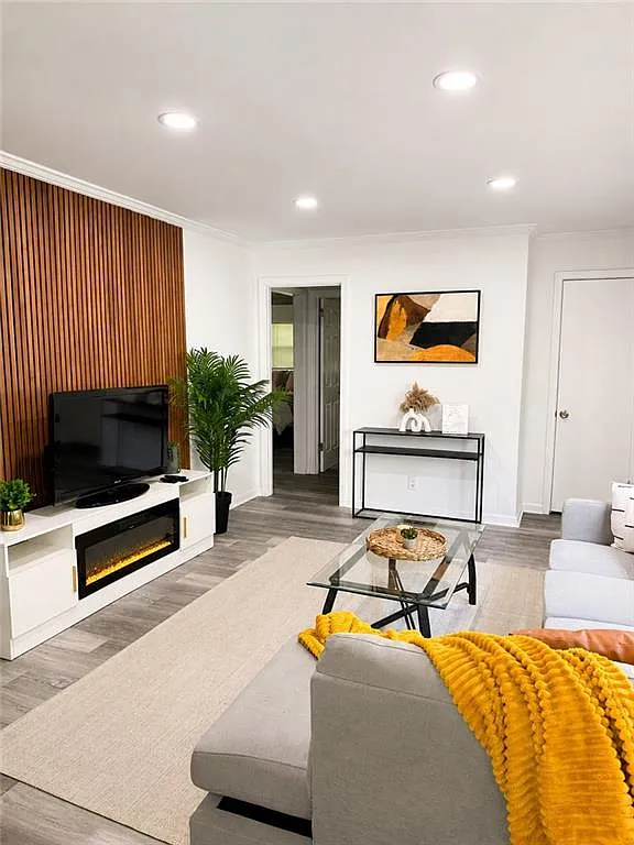 3 bed, 2.0 bath, 1073 sqft, $2,300 — Photo 4