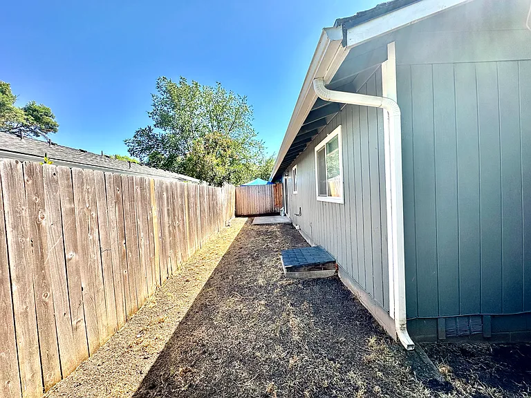 204 Gibson St — Photo 12