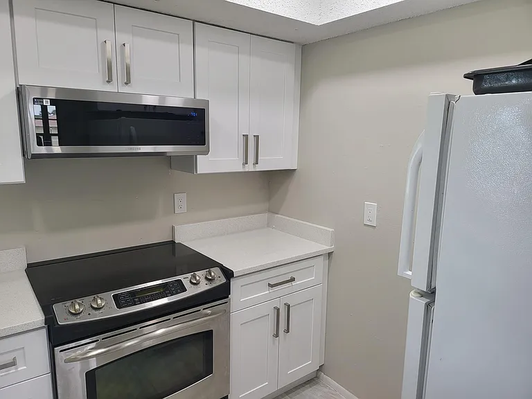 1562 SE Royal Green Cir #201 — Photo 8