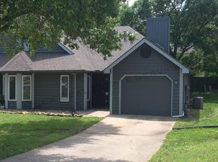 204 Summertree Ln, Lawrence, KS 66049