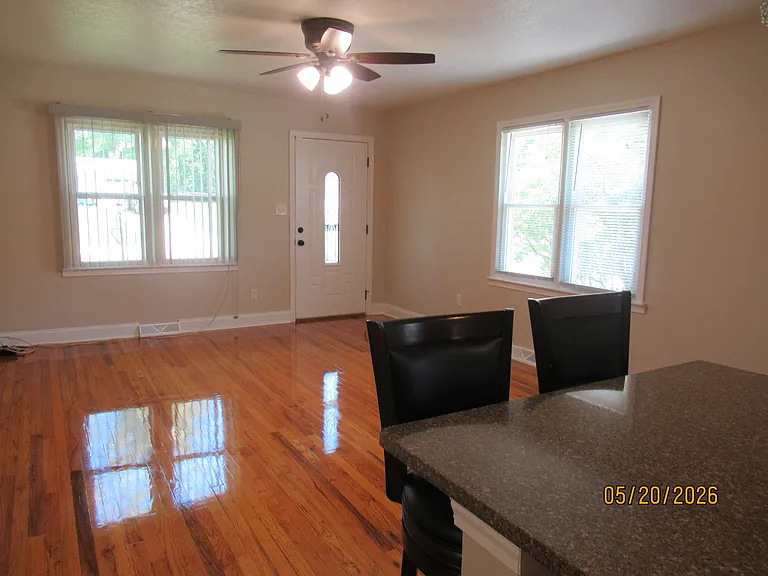 1012 Carrie Ave — Photo 4