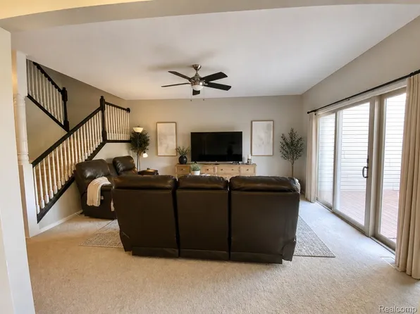 8095 Woodstone Ct, Grand Blanc, MI 48439