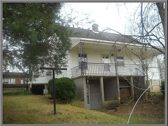 3rd image of 209 Greyson St