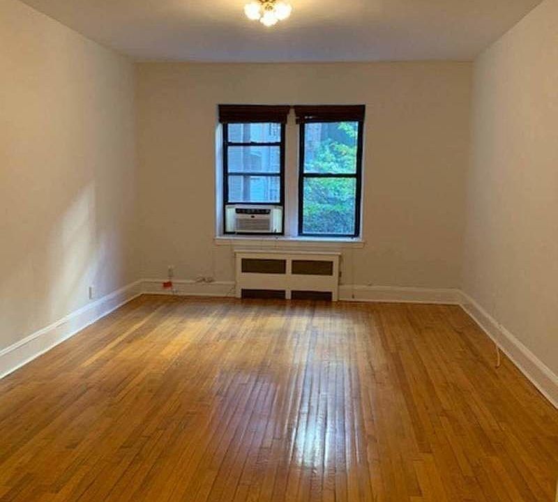 2nd image of 59 E 79th St #2C1