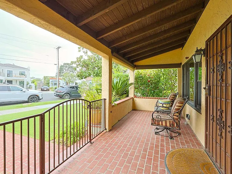 1027 Encino Row — Photo 45