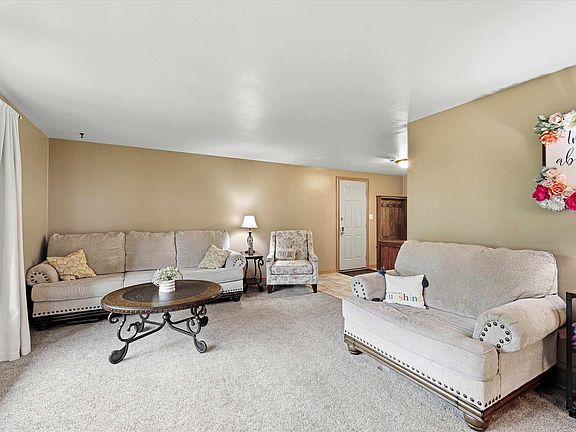5th image of 419 Simonet St