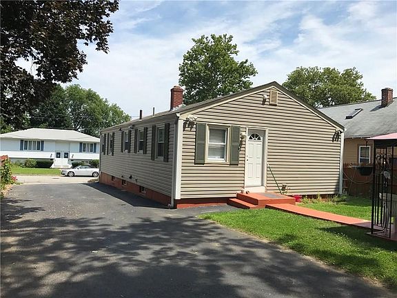 Vinyl siding, replacement windows, young roof.