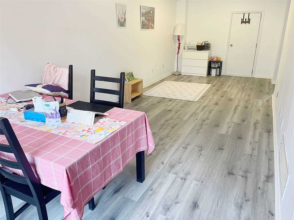 2nd image of 113 Creekwood Cres Room 1