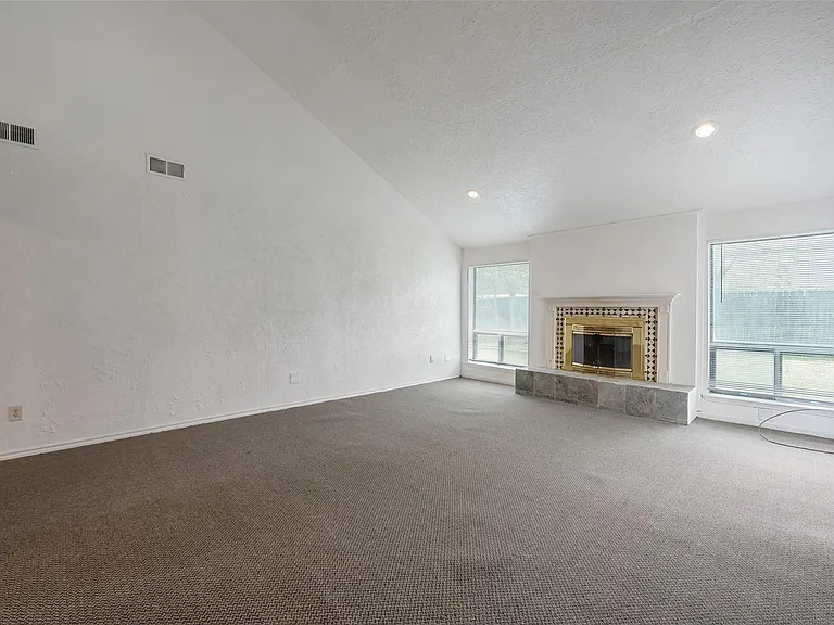 1915 Mustang Springs Dr — Photo 6