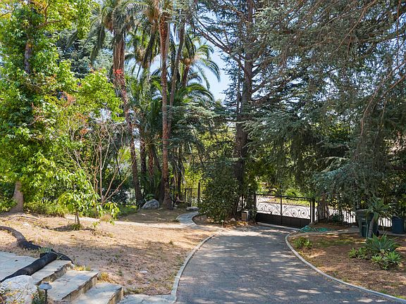 3rd image of 1945 E Altadena Dr