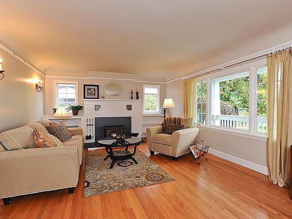 Beautilful Living Room, Fireplace, Coved Ceilings