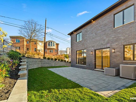 5th image of 61 Edgewater Rd