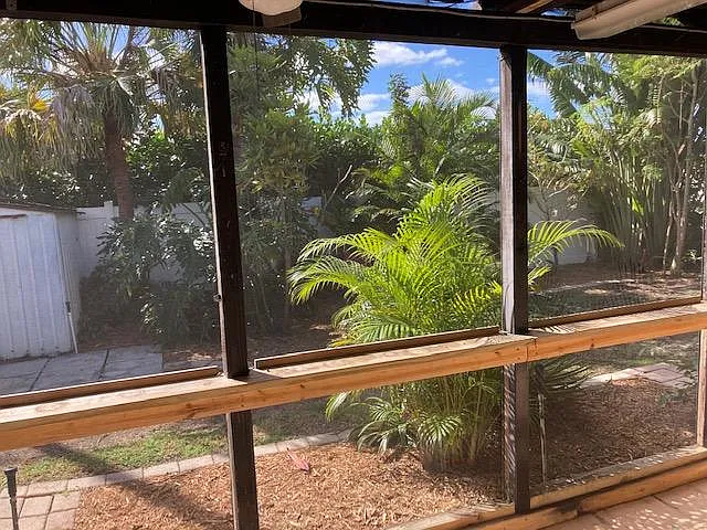Private lanai overlooking garden Apt B