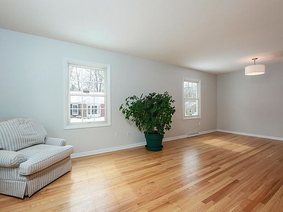 5th image of 1031 Lakeside Dr SE