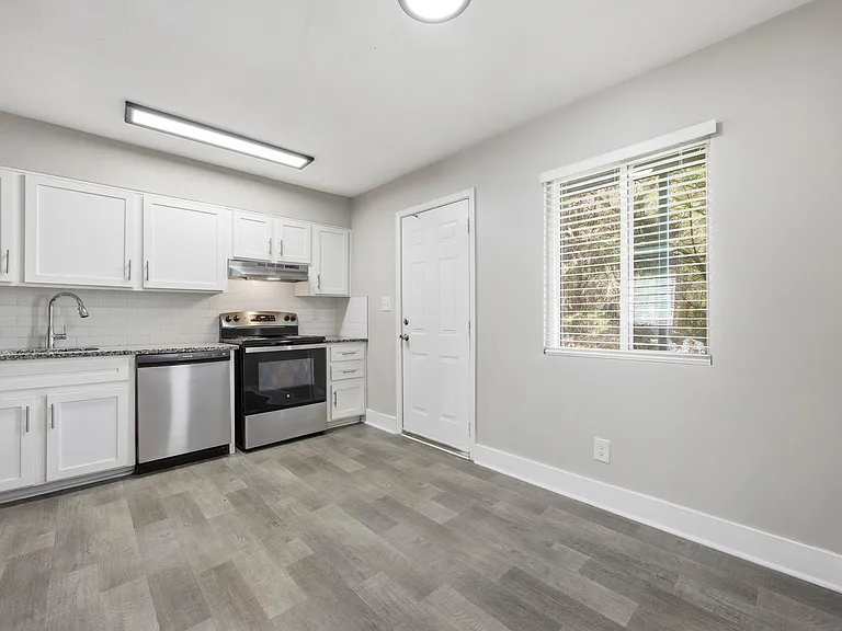Ridgewood Apartments — Photo 8