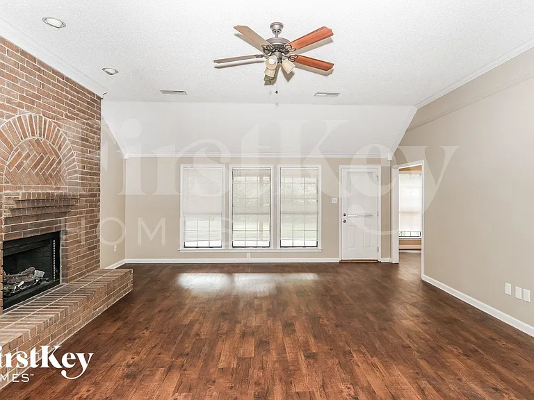 3456 Sunswept Dr — Photo 2