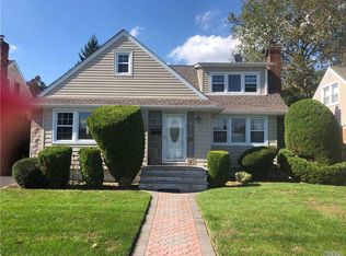 721 Foch Blvd, Williston Park, NY 11596