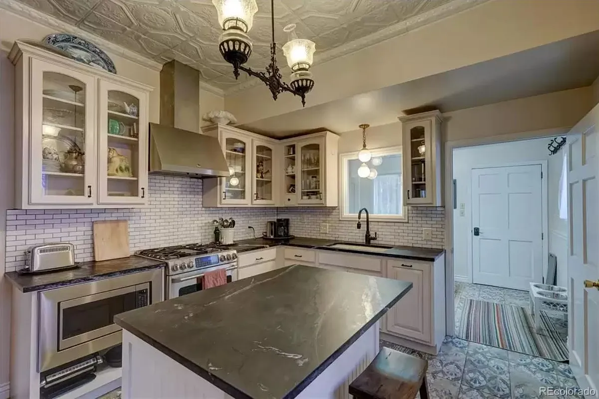 3 bed, 1075 sqft, $2,650 — Photo 3